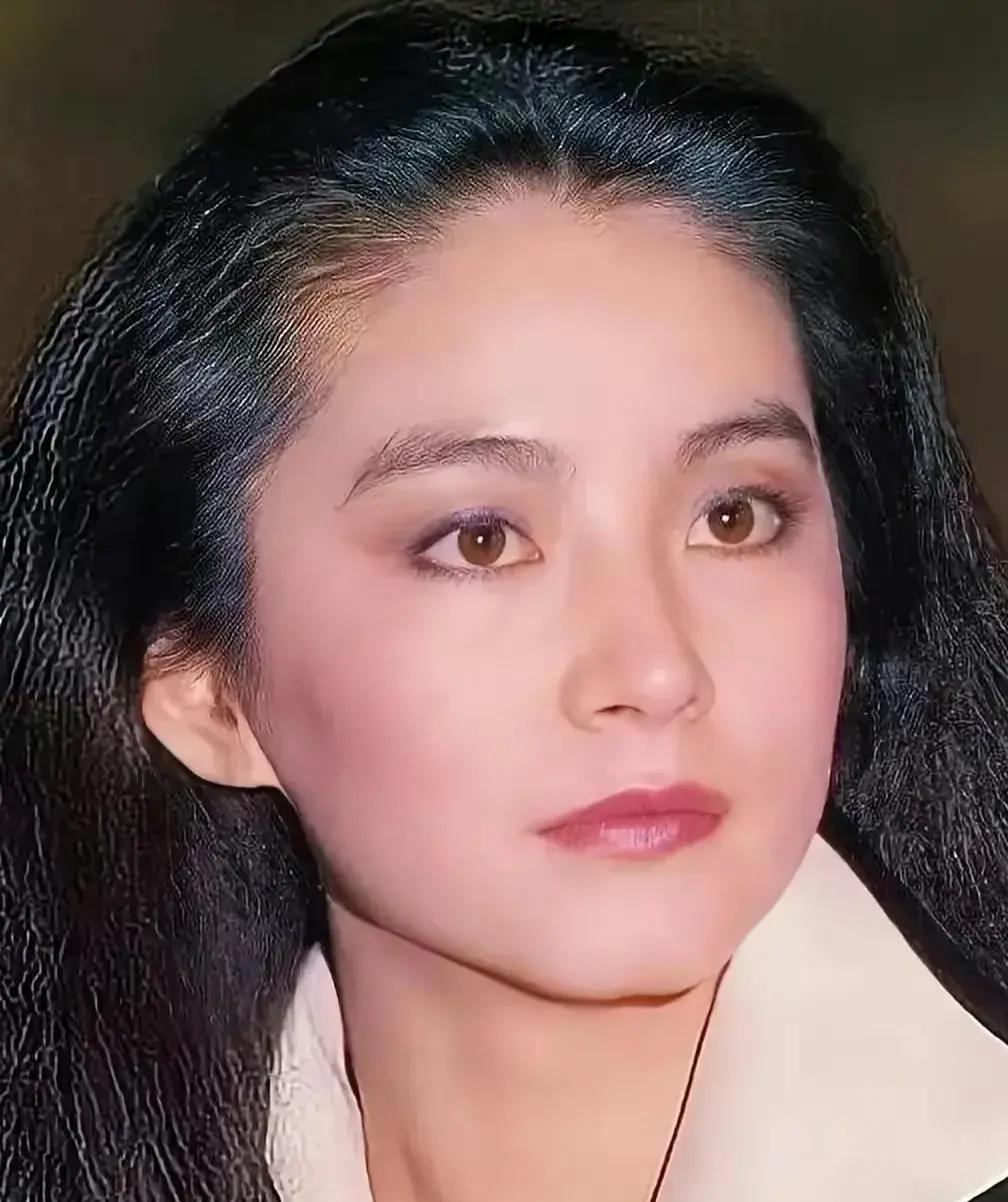 施懿和林青霞长相99%相似 施懿和林青霞在相貌上有相似之处,尤其是在