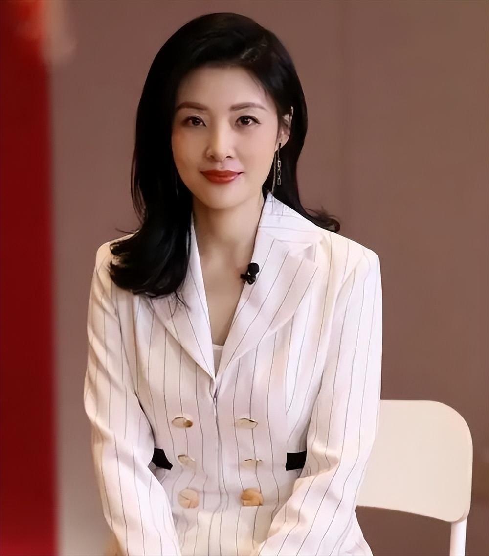 从央视一姐到央企董事长:周涛的智慧抉择与董卿的命运转折 周涛与董卿