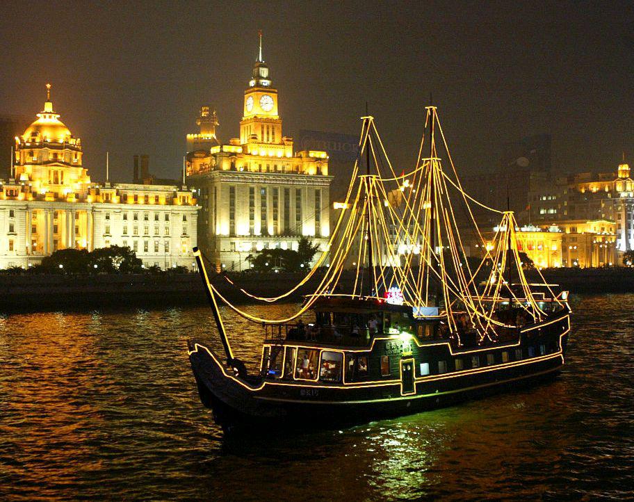上海黄浦江夜景:一条绚丽的彩带 当夜幕降临,上海黄浦江畔的灯光如