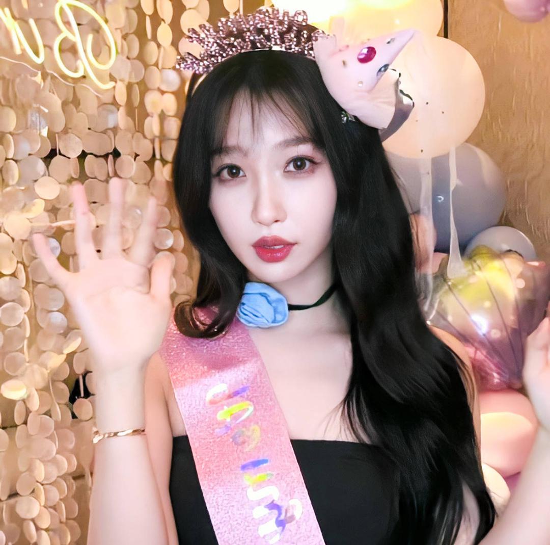 活泼可爱魅力四射 虞书欣生日聚会大放异彩,戴搞怪眼镜展现可爱魅力