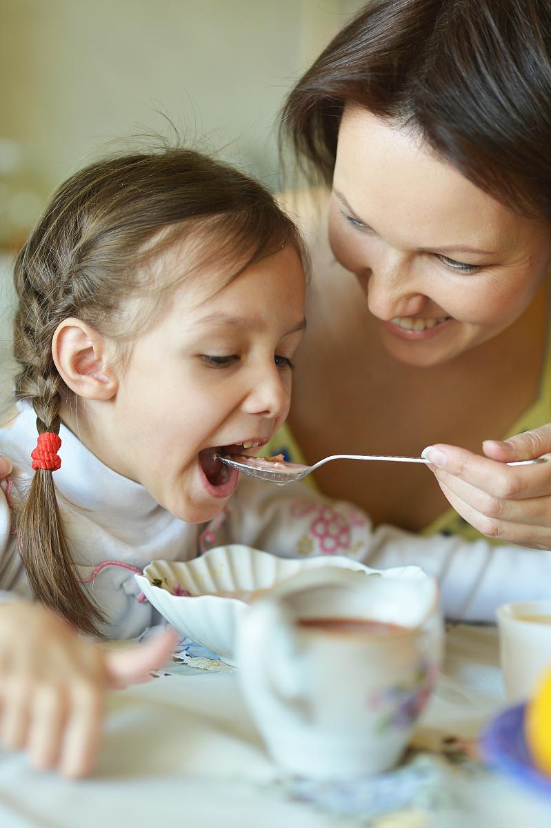 孩子自主进食,从小培养独立自信 孩子自主进食,是培养孩子独立自信的