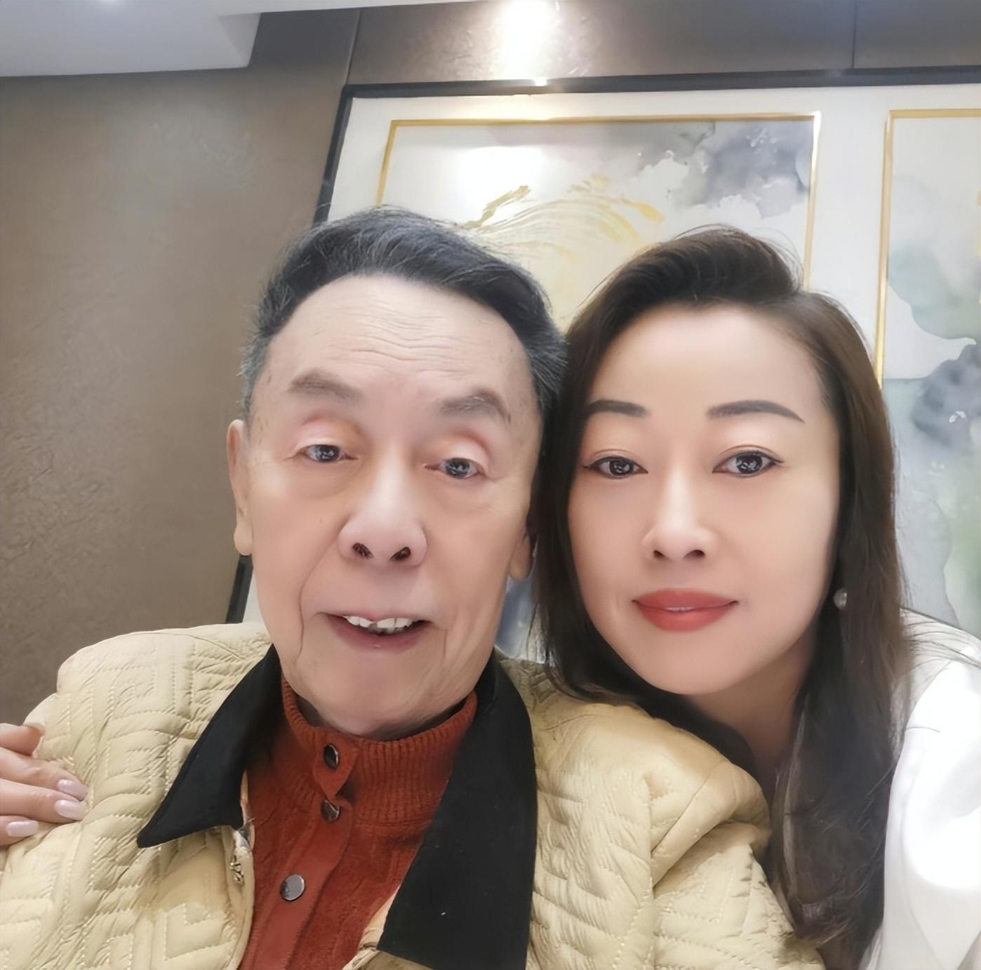 陈坚雄之子向师公黄俊英提前拜年 陈坚雄的妻子和儿子提前向黄俊英