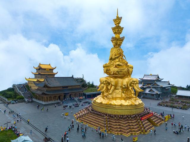 探秘峨眉山:佛教圣地与自然奇观的完美融合 四川峨眉市西南,屹立着一