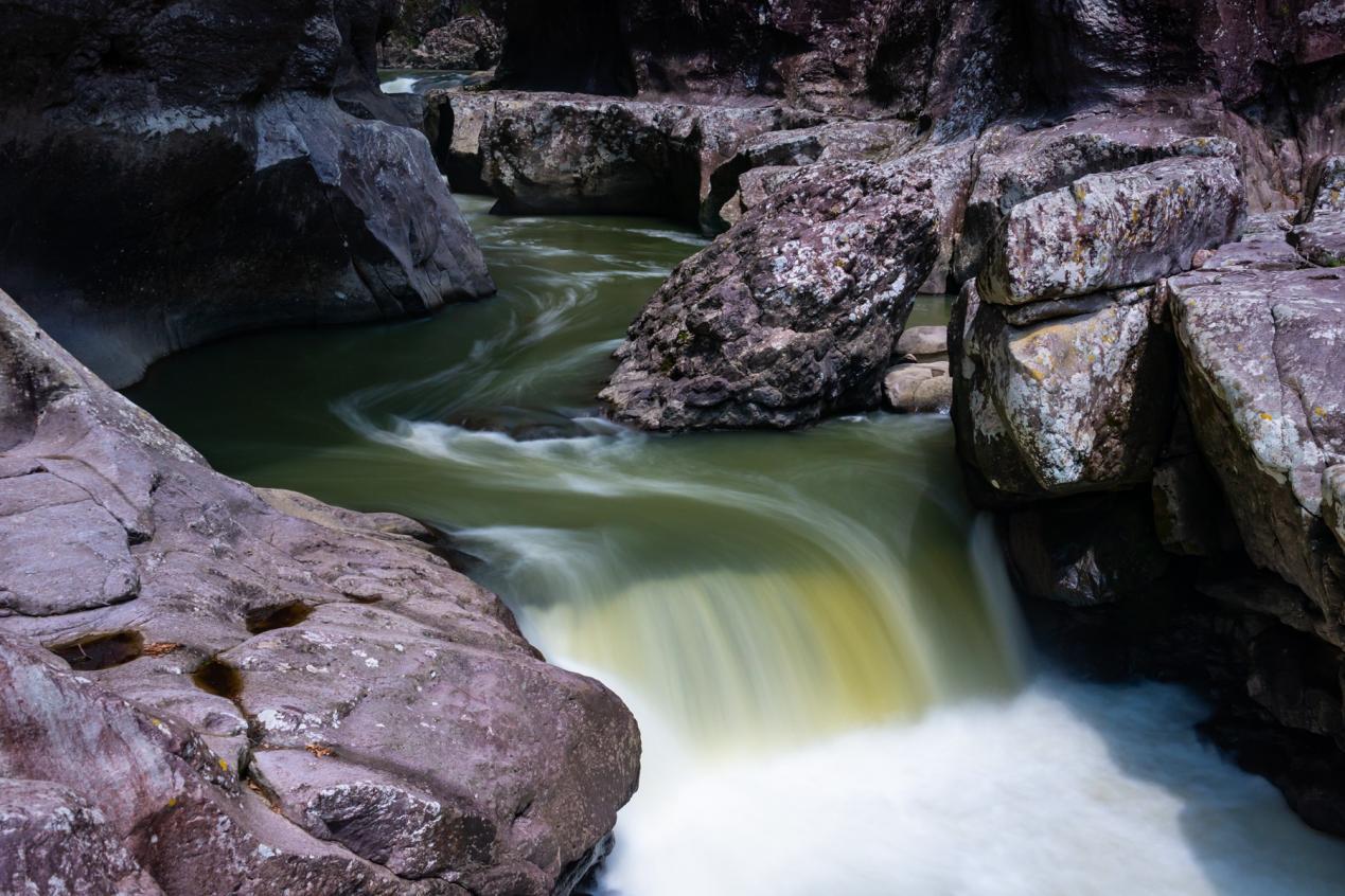 鸳鸯溪景区:自然山水的欣赏之地 鸳鸯溪景区位于福建省宁德市屏南县