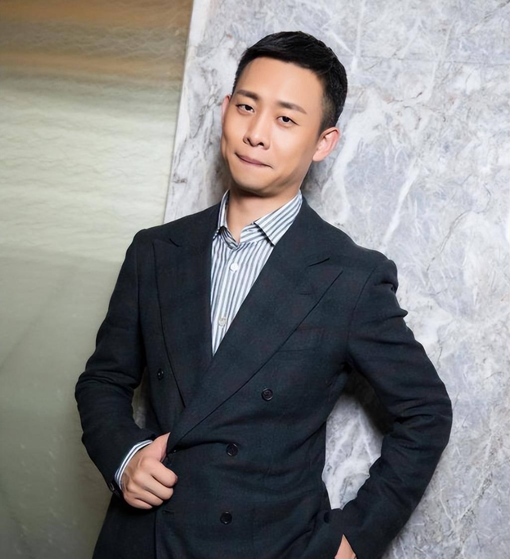 张译拒签狂飙实体书:娱乐圈利益博弈与职业道德的反思 近期,张译因