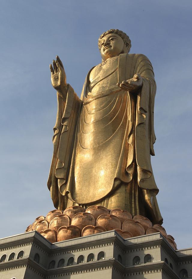 中原大佛:中国佛教的标志 河南中原大佛,高达208米,金碧辉煌,令人肃然
