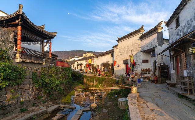 安徽宣城市的查济景区,藏着一片保存完好的古代建筑群,仿佛让人穿越