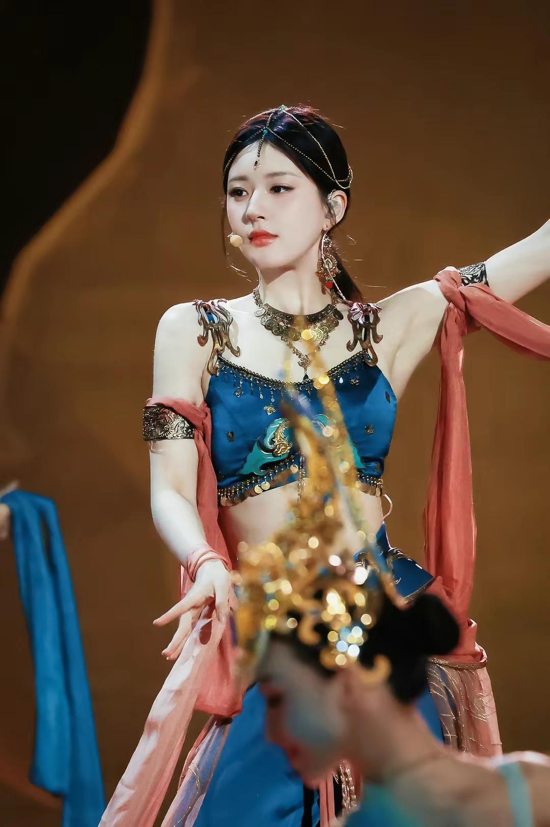 赵露思跨年晚会与凤凰传奇合唱太嗨 赵露思与凤凰传奇的合作成为跨年