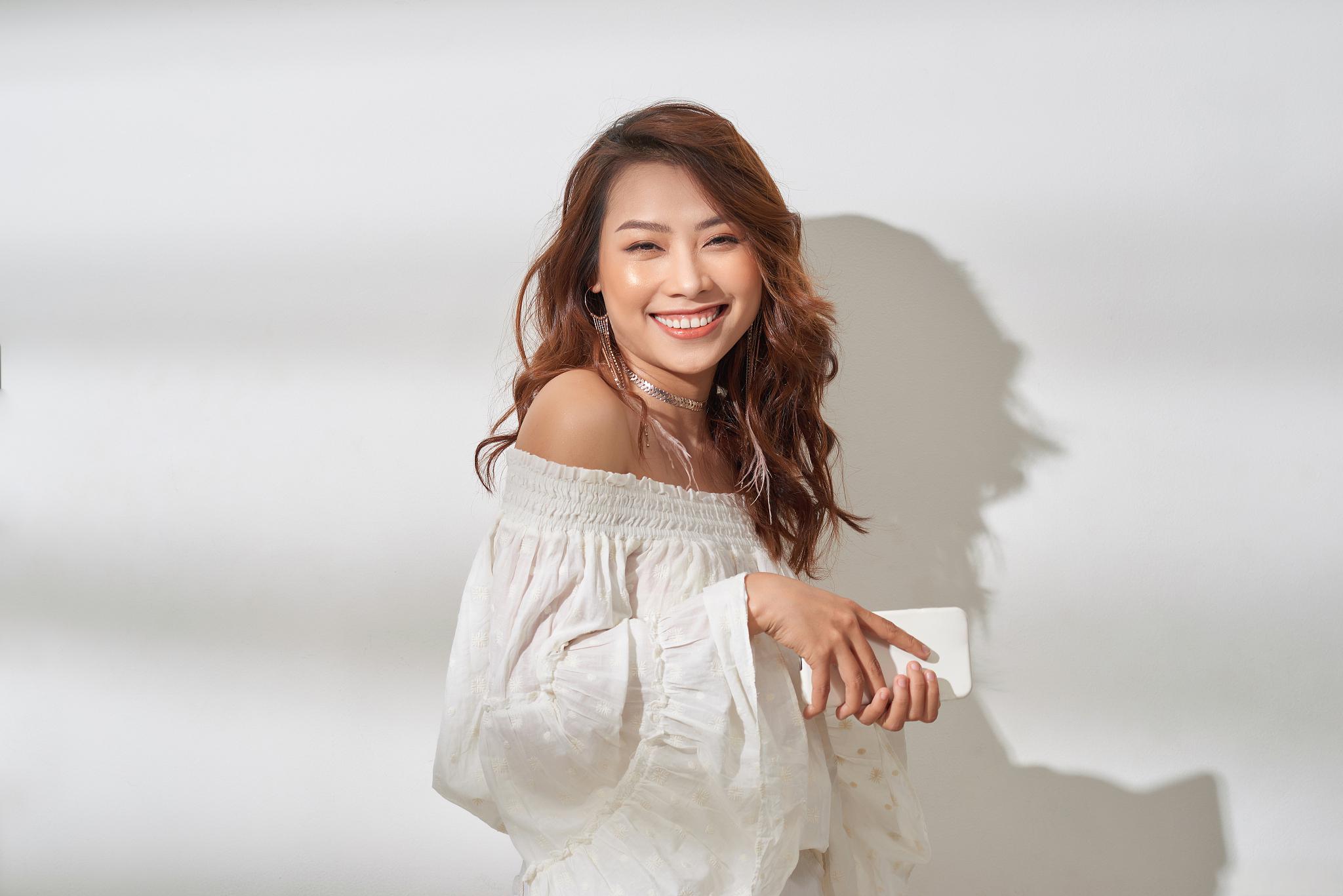 33岁海归硕士张靓婧:在央视主持人大赛中追求梦想 张靓婧,这位33岁的