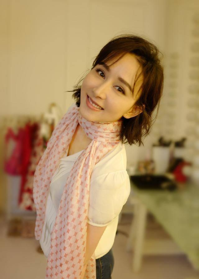 优雅与成熟并存 40岁的胡静,无论是作为一位母亲还是一位优秀的演员