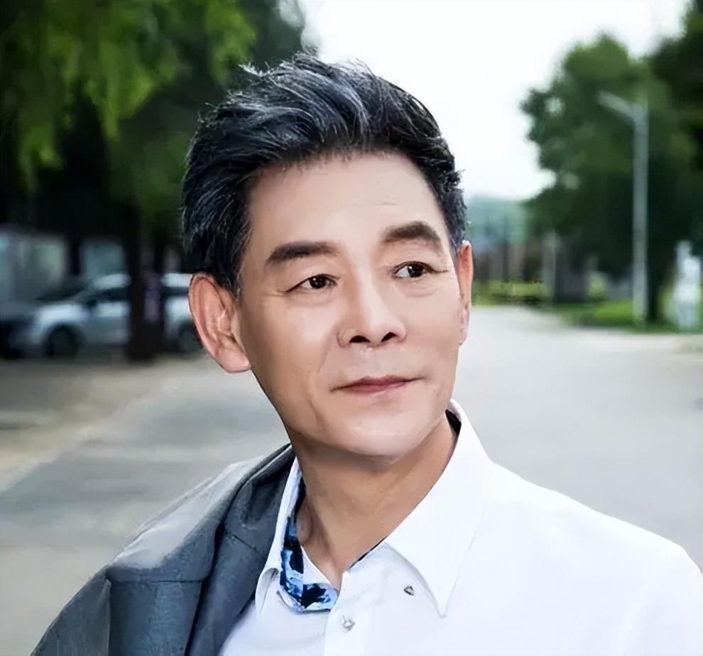 李光复:从富贵人家到演艺巨星的传奇人生 李光复,一位出身富贵之家的