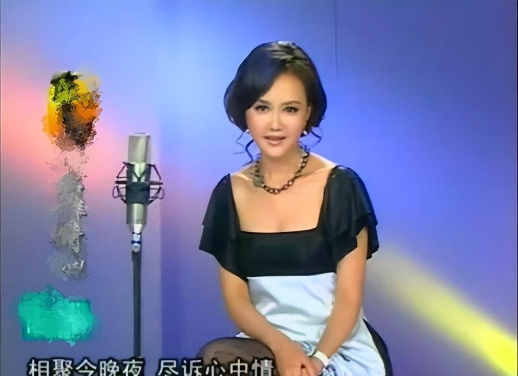 黄颖:珠江台的"新闻之花" 黄颖,珠江台的《夜倾情》主持人,以其感人