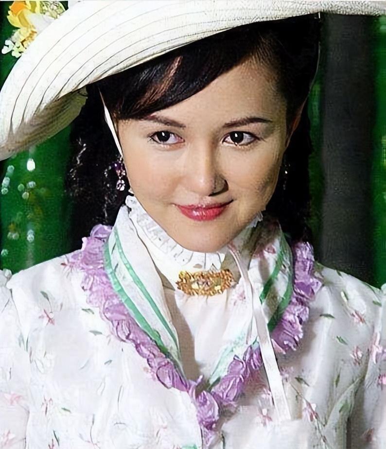 广东台昔日红人黄颖,如今去向成谜 广东台著名主持人黄颖,因《夜倾情