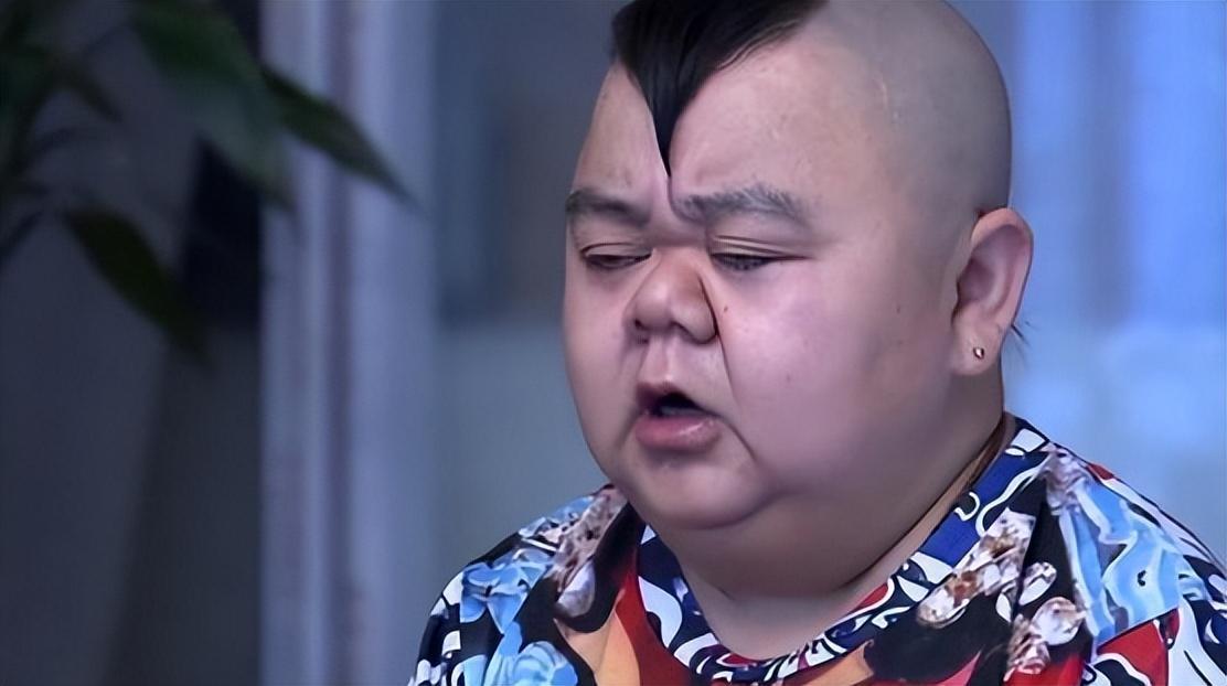 矮个子男人张荣:从贫困小子到成功喜剧演员的逆袭 在川渝地区,一位