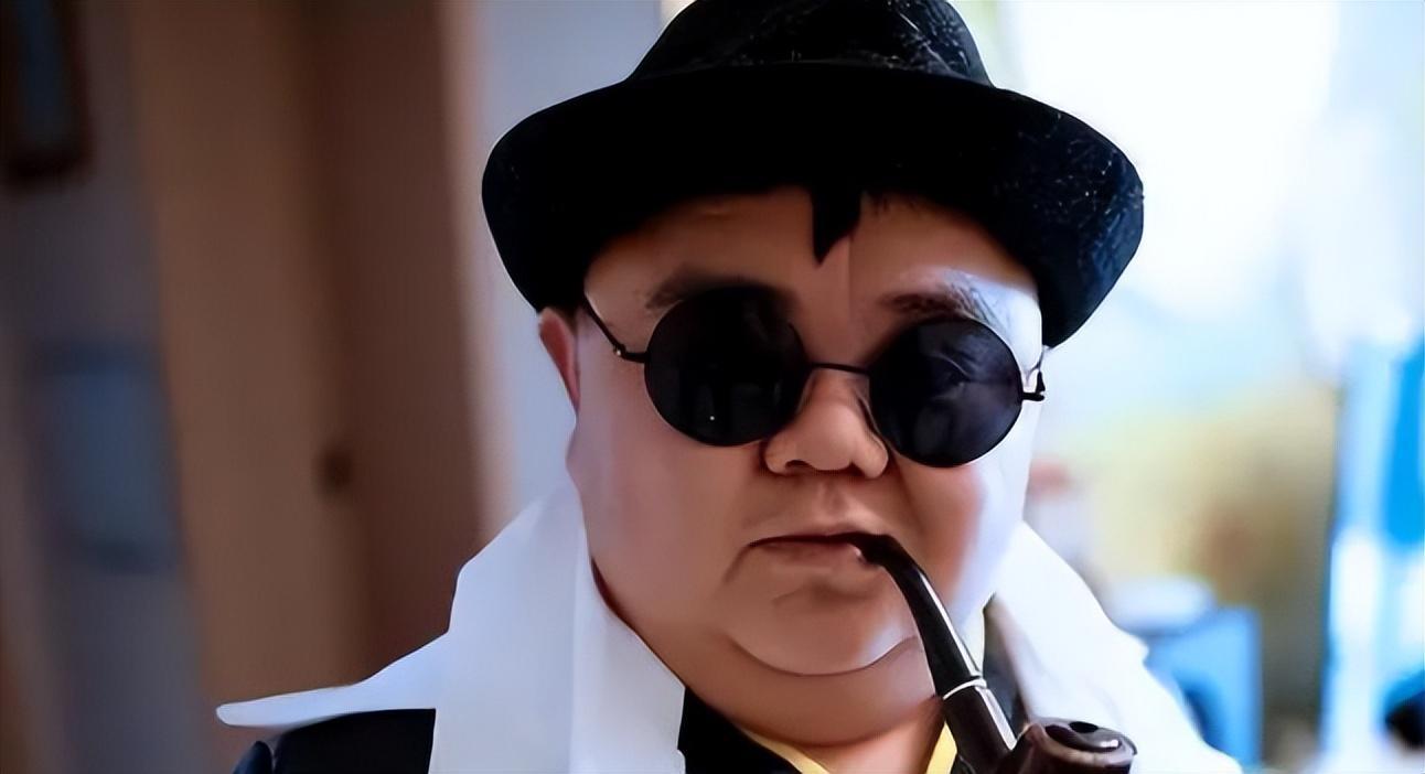 矮个子男人张荣:从贫困小子到成功喜剧演员的逆袭 在川渝地区,一位