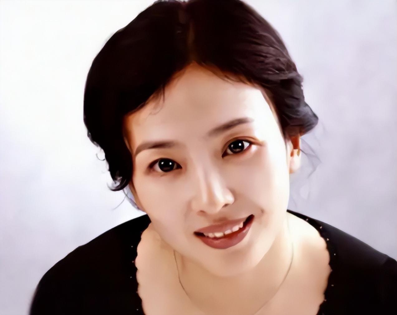 刘亦菲:家中颜值垫底,却坚持自我 刘亦菲的家族里,妈妈风华绝代,小姨