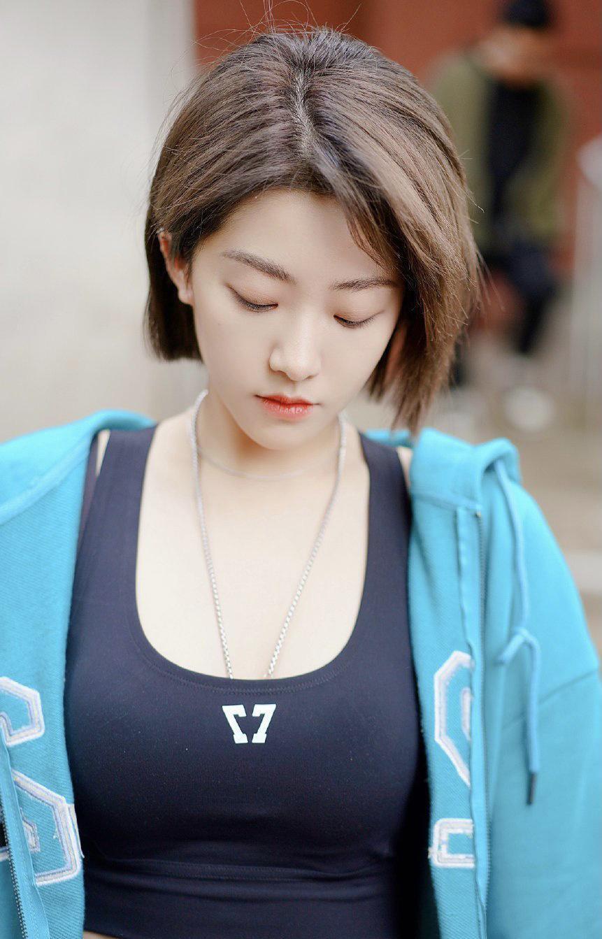 喻言短发造型大热:青春时尚感十足 喻言的短发干练感十足,她的私人