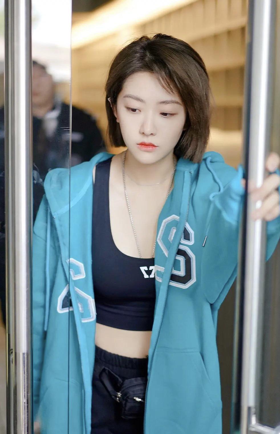 喻言短发造型大热:青春时尚感十足 喻言的短发干练感十足,她的私人