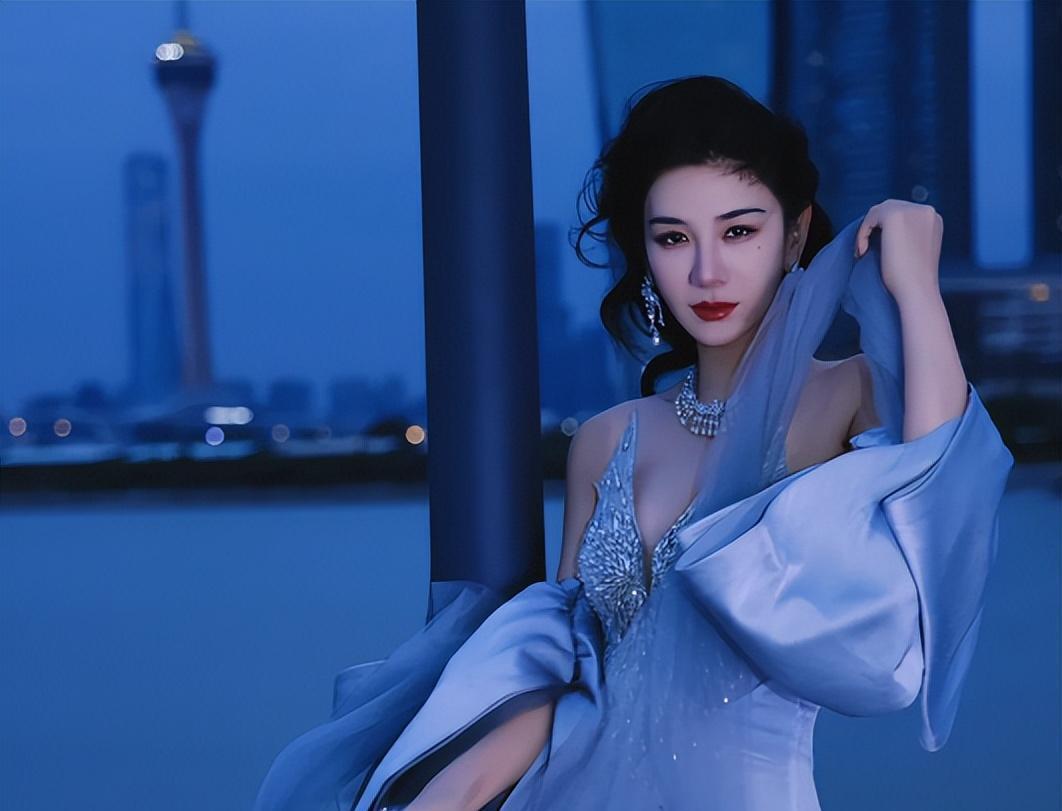 黄奕:减肥故事 黄奕用极端的减肥方法来拍摄美照,绝食抗议三天,这对