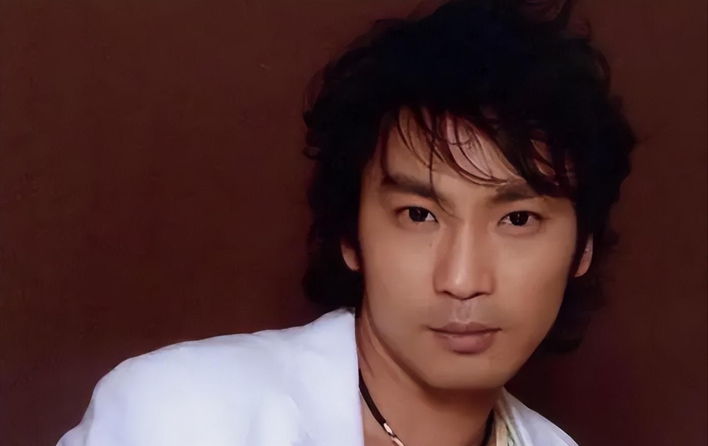 陈少华:从明星到阶下囚 陈少华,一个曾经在娱乐圈中一炮而红的男歌手