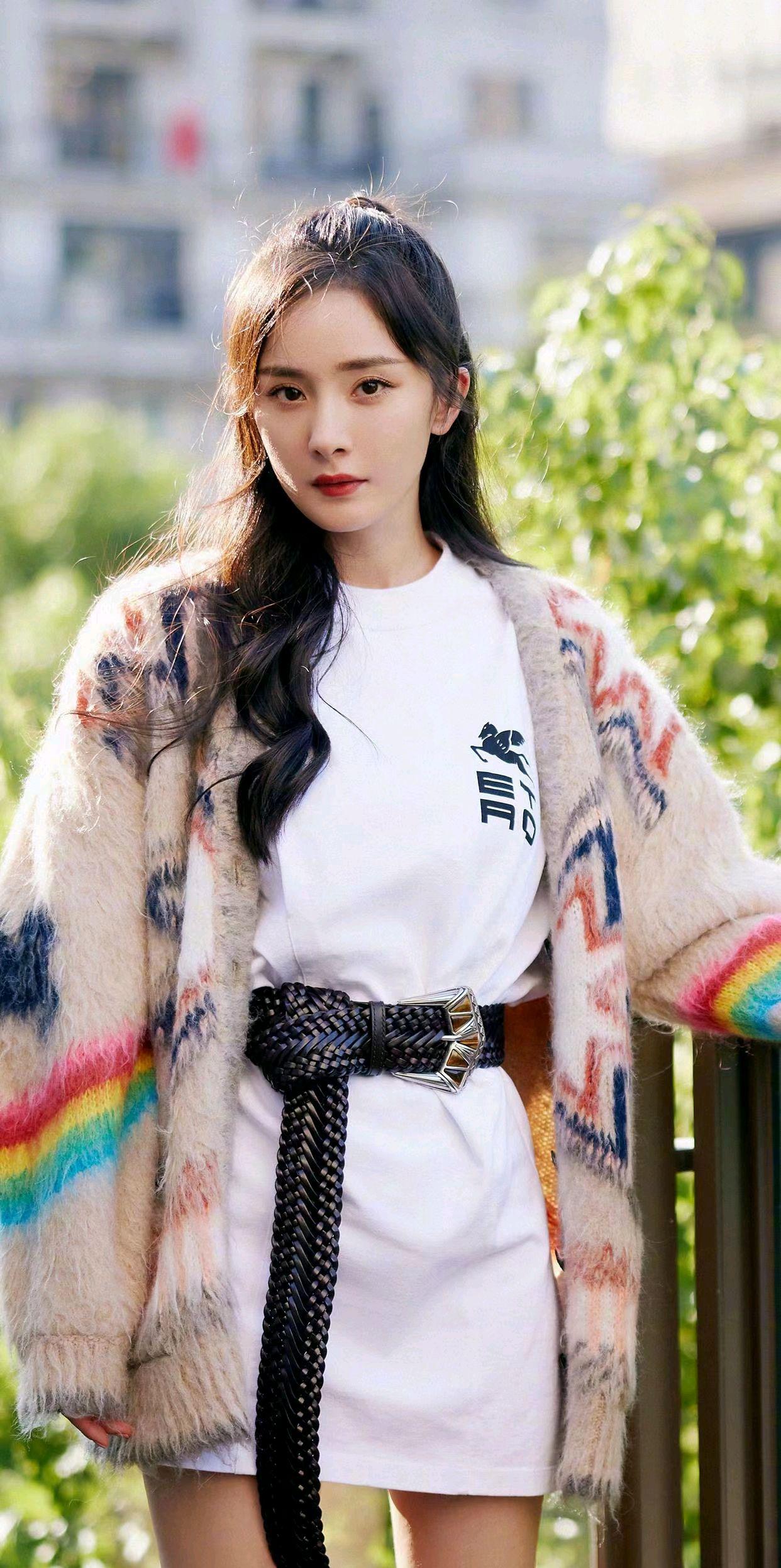 杨幂:时尚与才华的完美结合 杨幂近日在活动中的亮相惊艳四座,展现出