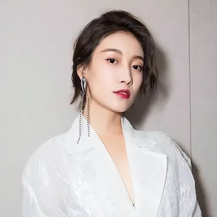 啜妮:才华横溢的实力派女演员,早应熠熠生辉 啜妮,一个才华横溢的女