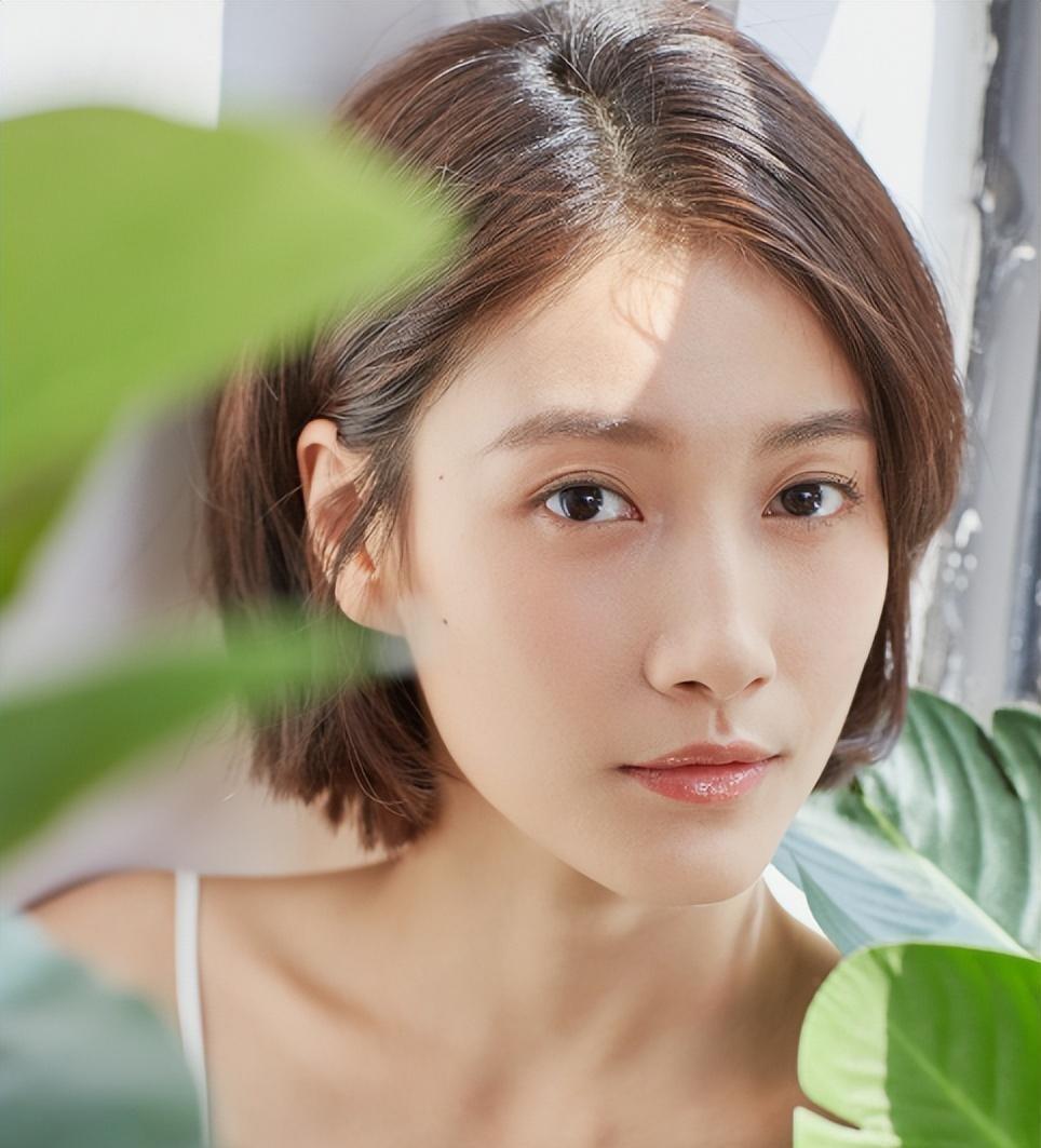 啜妮:才华横溢的实力派女演员,早应熠熠生辉 啜妮,一个才华横溢的女