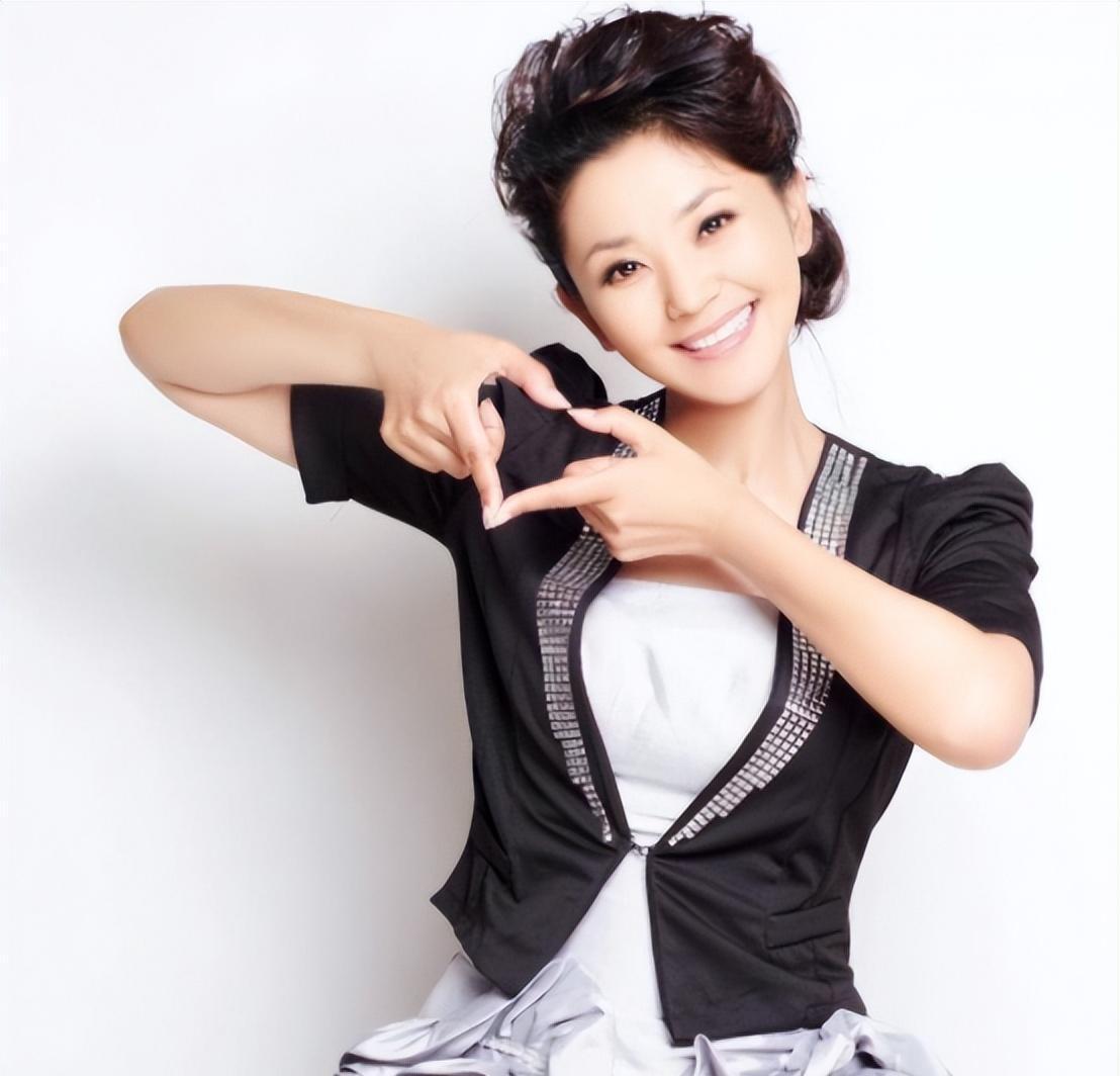 央视主持人方琼:从中专到金声奖 方琼,央视主持人,第一学历只是"中专"