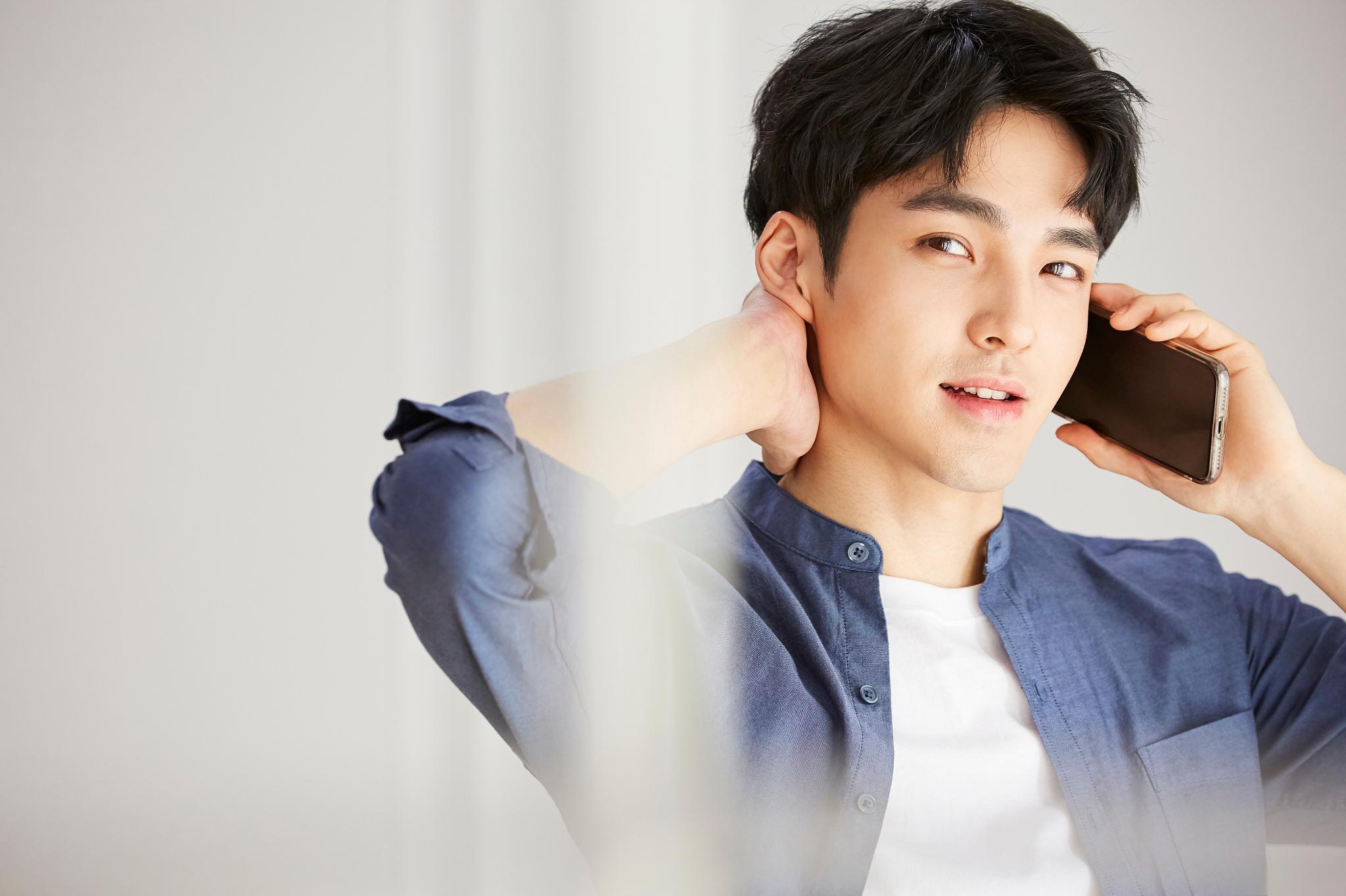 肖战,这位备受瞩目的明星,近日为家乡重庆录制了宣传视频,展现了他对