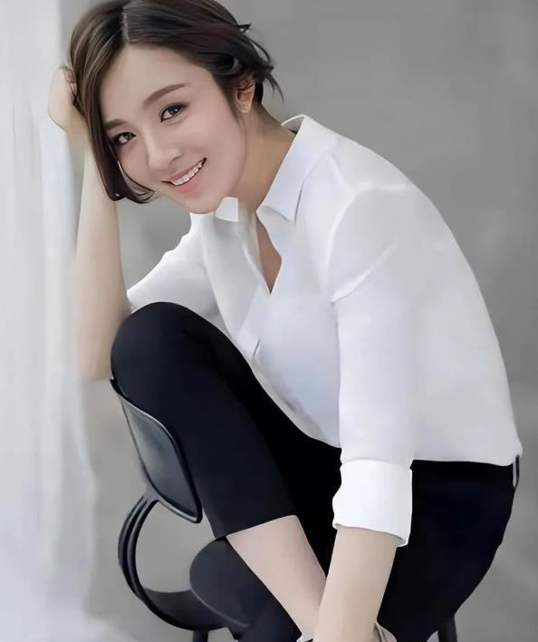 王晓晨:演技与魅力并存,娱乐圈的黑马 王晓晨,这位35岁的山东青岛美女