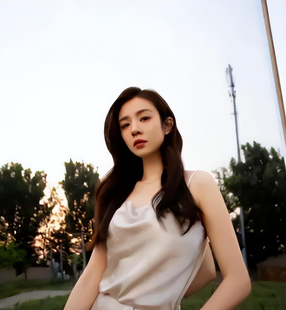 王晓晨:演技与魅力并存,娱乐圈的黑马 王晓晨,这位35岁的山东青岛美女