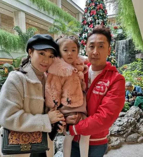 黄俊英与崔凌霄的爱情故事 黄俊英和崔凌霄是相声界的佳偶,他们的爱情