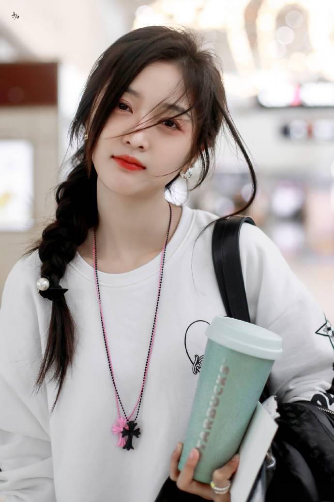 祝绪丹辞演事件:粉丝与于正的激烈争论 近期,祝绪丹辞演于正新剧的