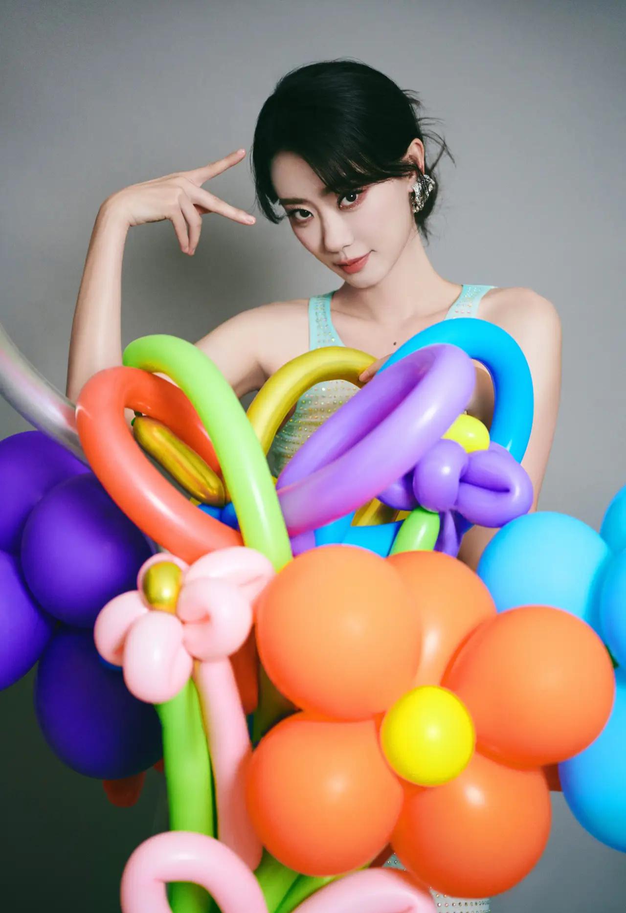 张小斐生日收到众多礼物,粉丝热情不减 张小斐在生日之际晒出收到的