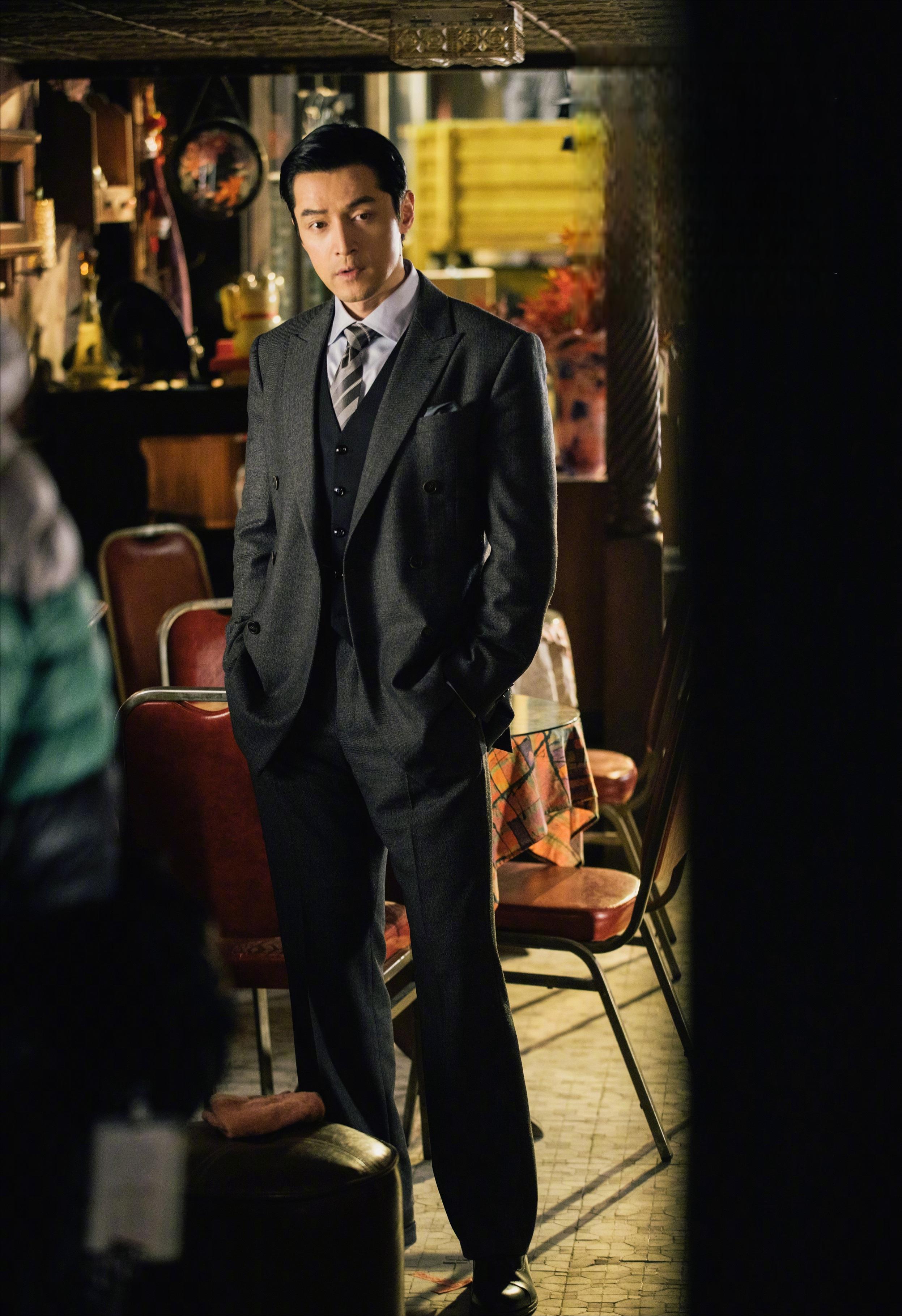 胡歌的《繁花》西装秀 胡歌在《繁花》中的西装造型无疑是一大亮点,他