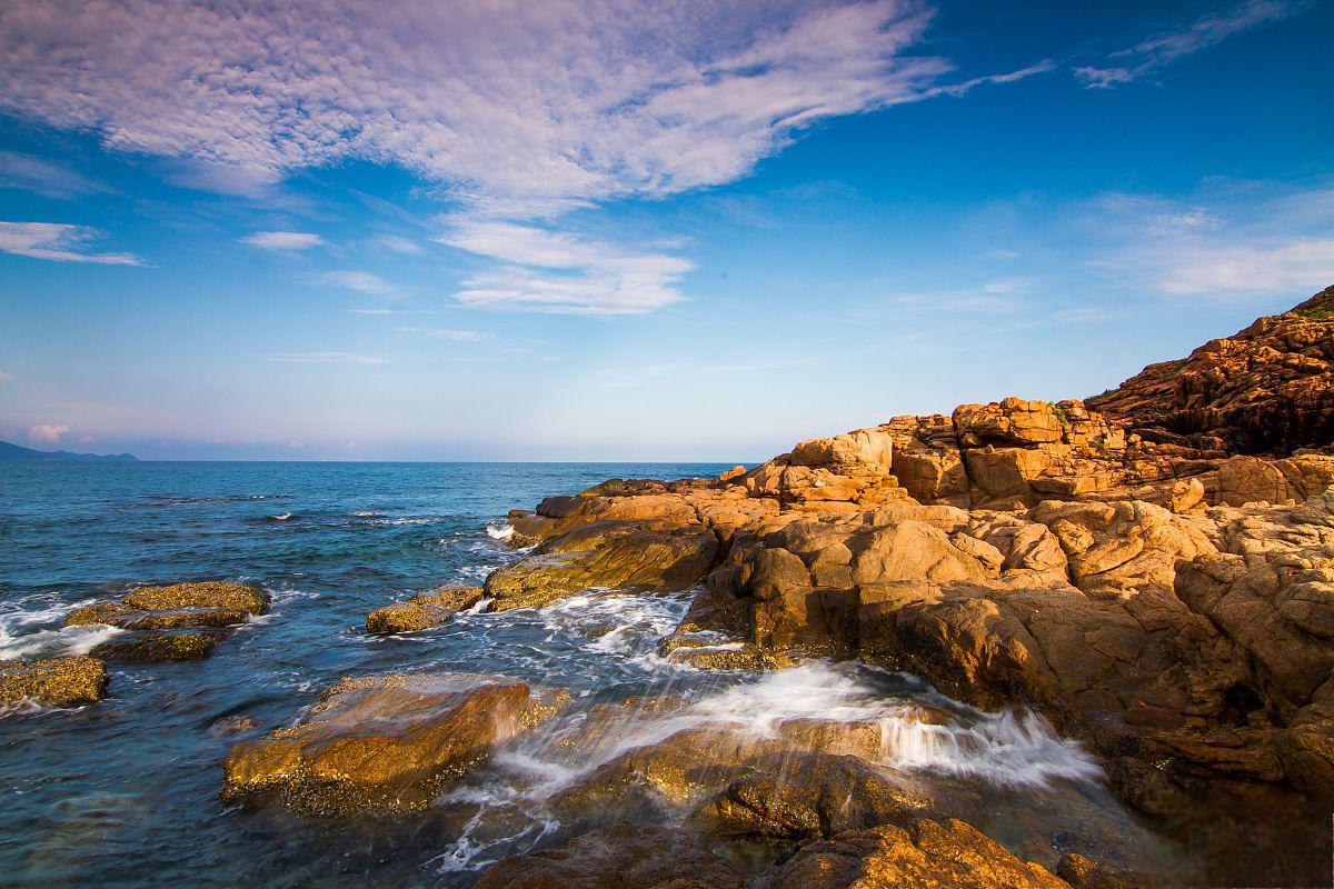 威海:山东半岛之珠 威海是山东半岛最东端的城市,拥有迷人的海滨风光