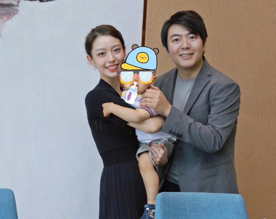 钢琴家郎朗为母庆生,母子情深,家庭幸福 12月14日,钢琴家郎朗在上海某