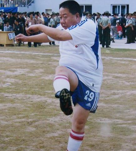 牛振华:事业巅峰下的无尽波折与遗憾 牛振华是一位相声演员,小品表演