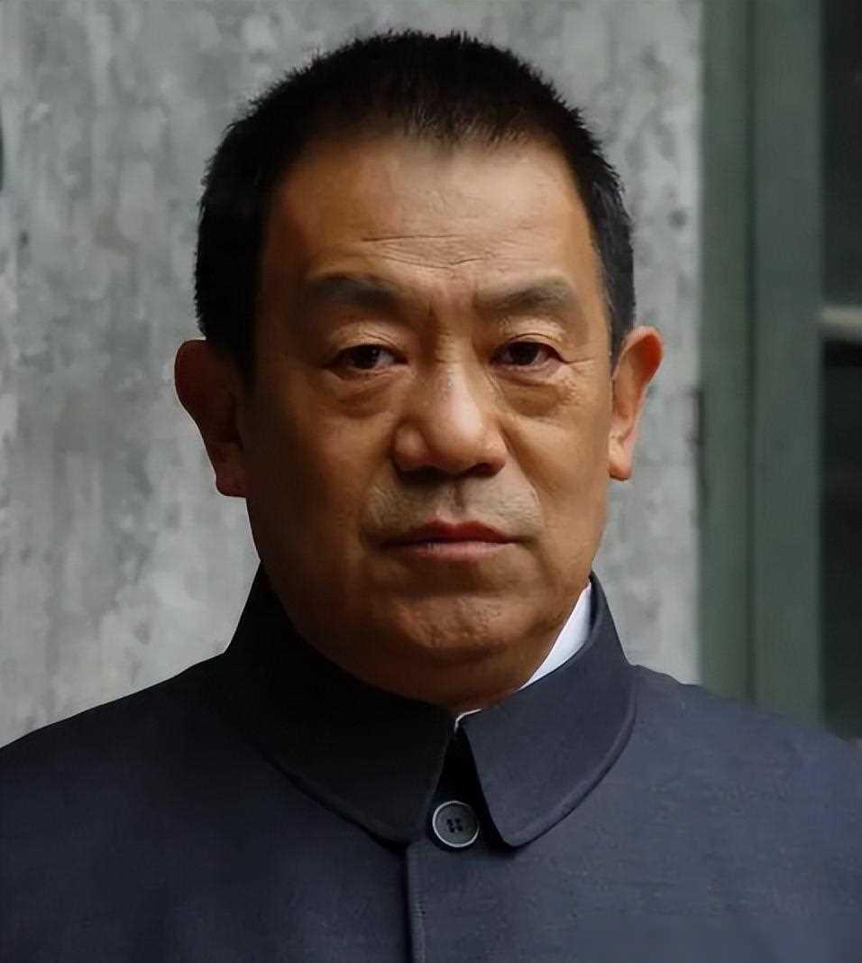 高明:63年恩爱如初,与家人共筑幸福晚年 高明,这位国家一级演员,用63