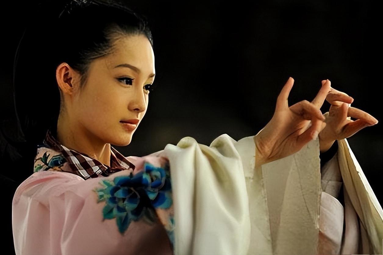 李沁:昆曲至娱乐圈的追梦人 作为昆曲国家秘密培养的小传人,李沁从小