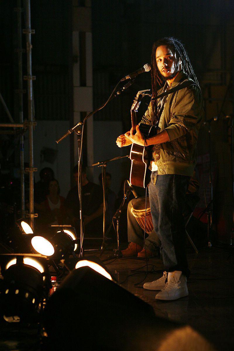 逆境中绽放的烧烤传奇:41岁流浪歌手的坚韧与成功 张强,一位曾四处