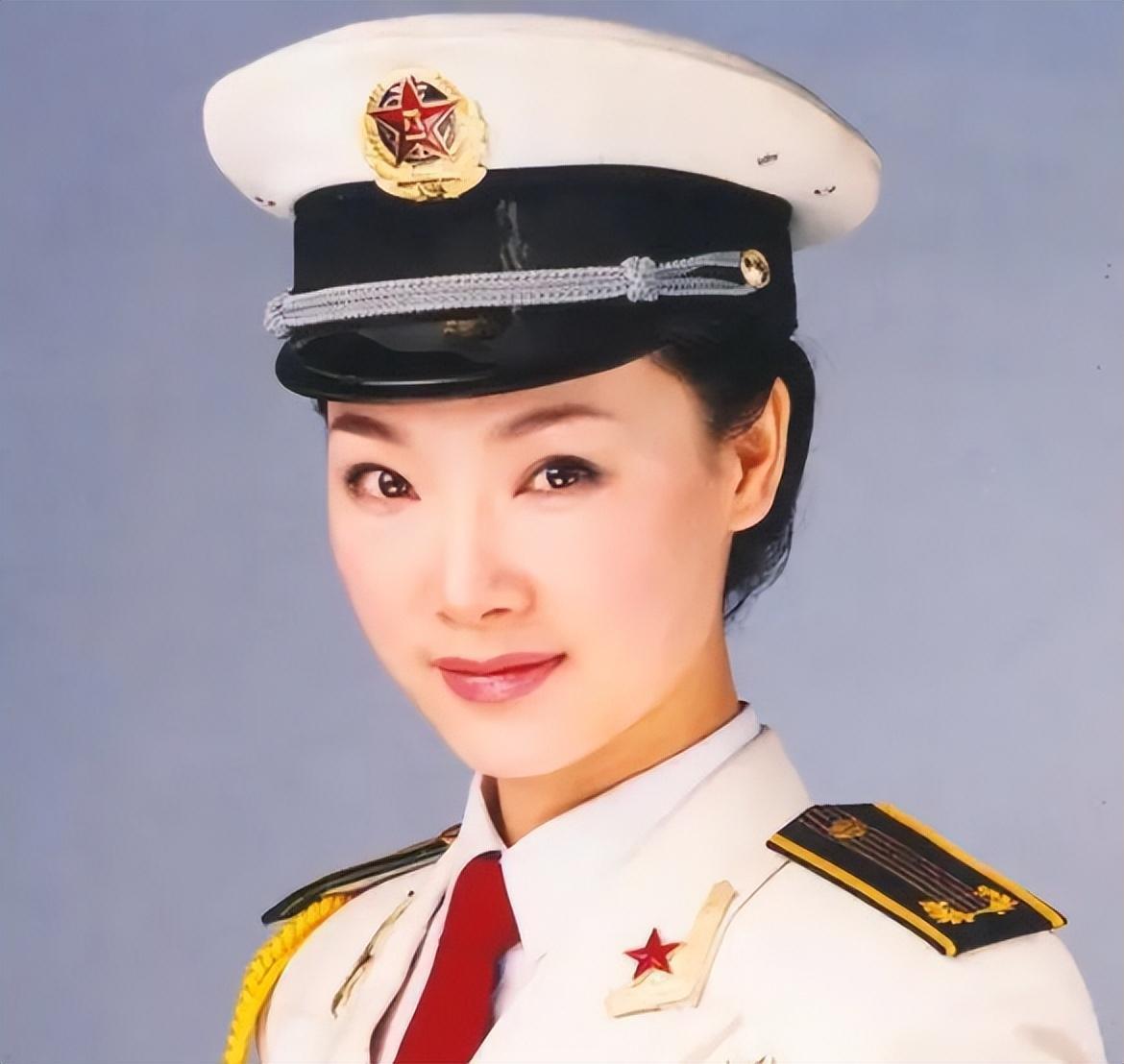 吕薇:舞台之巅的坚韧与深情 吕薇,一个在春晚舞台上绽放15次的女歌唱