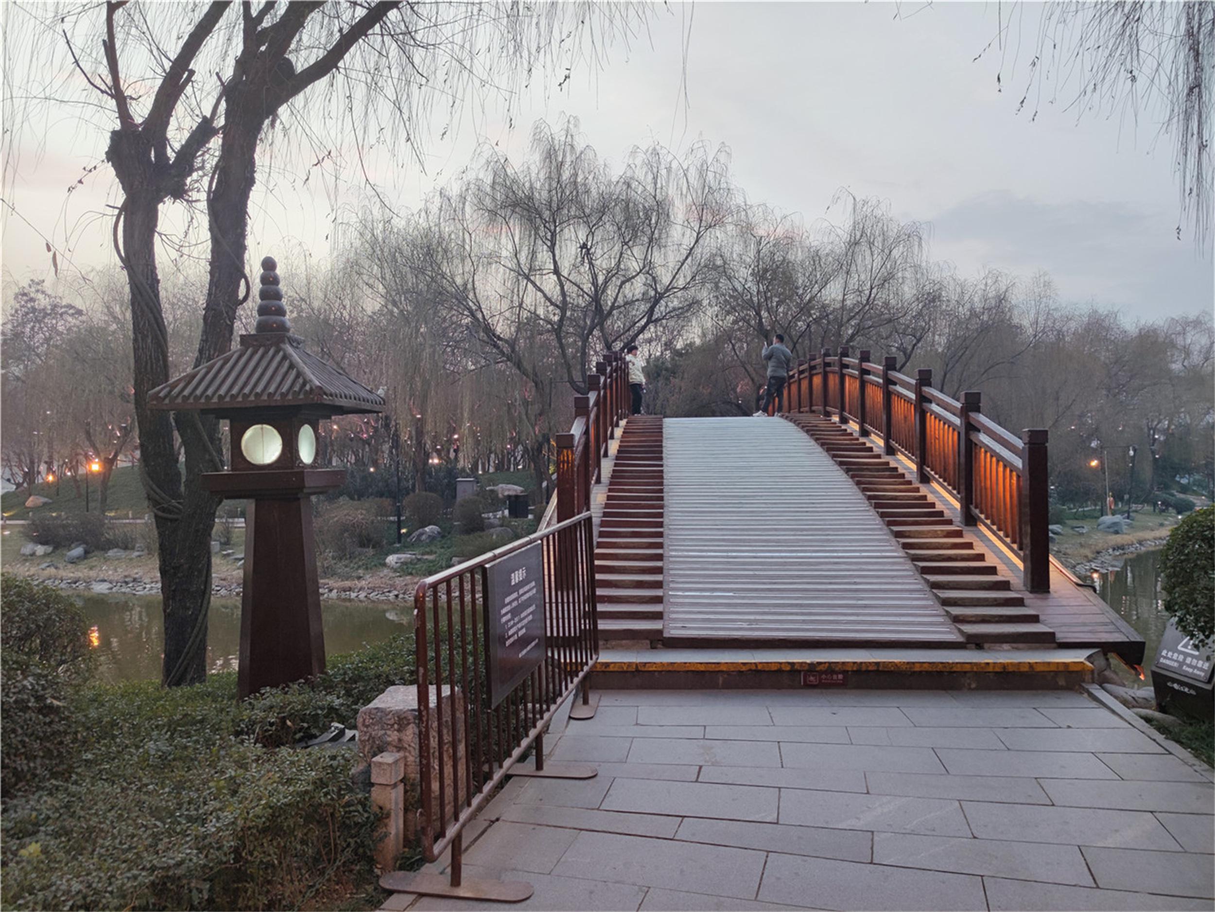 西安曲江的杜邑遗址公园和唐苑 西安有许多公园和景点,其中曲江池是最