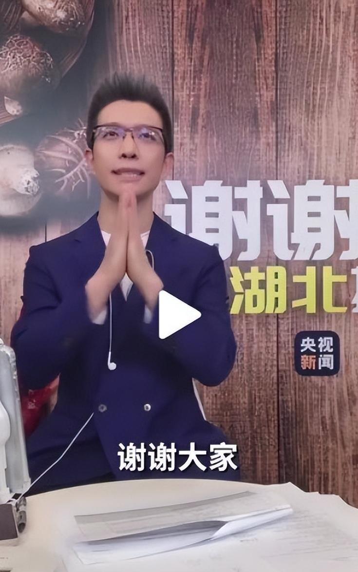 朱广权:43岁白头仍未婚 朱广权是央视的新闻主持人,因为在播报新闻的