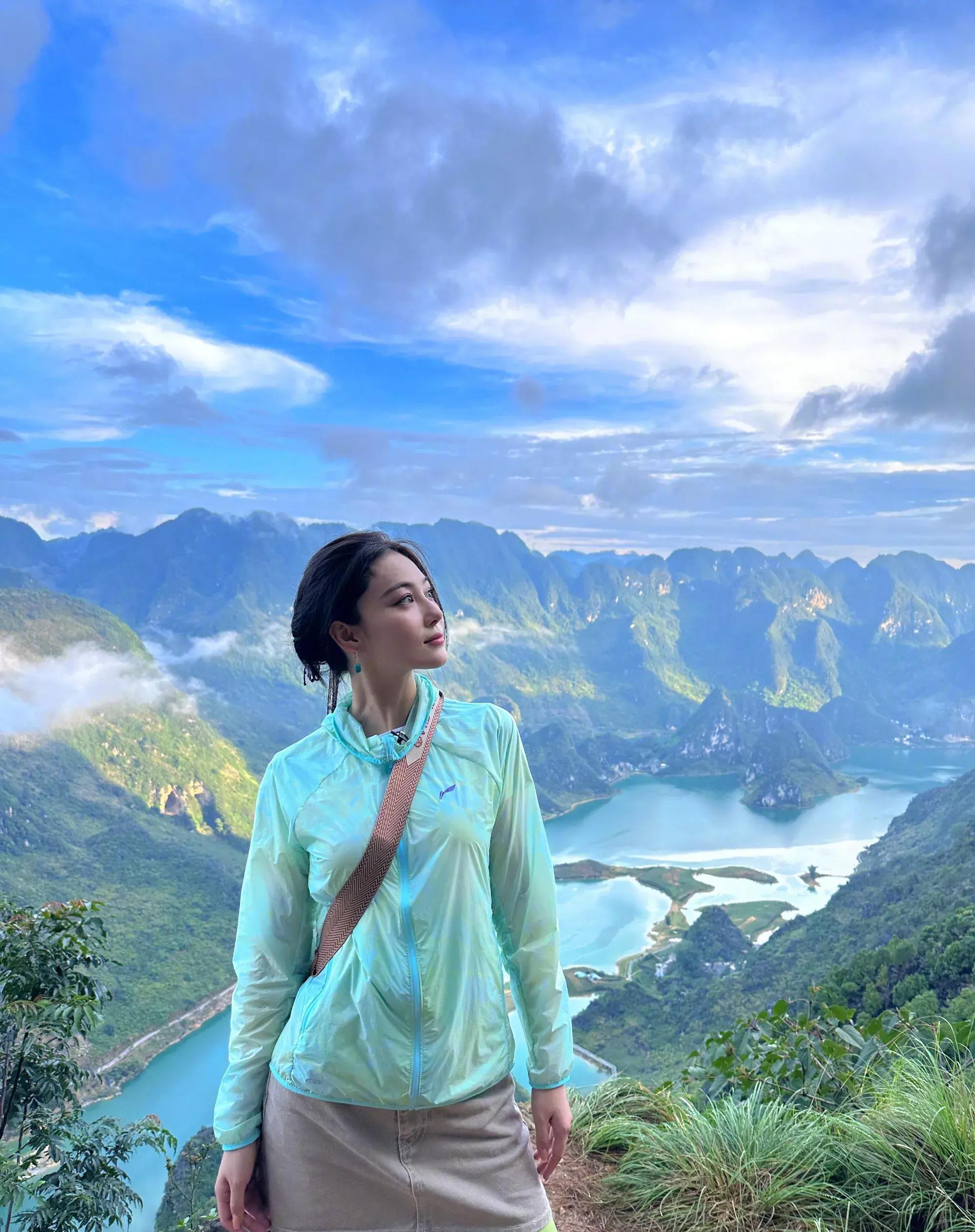 张馨予在德天瀑布惊艳亮相,美人与美景交相辉映 女明星张馨予在广西德