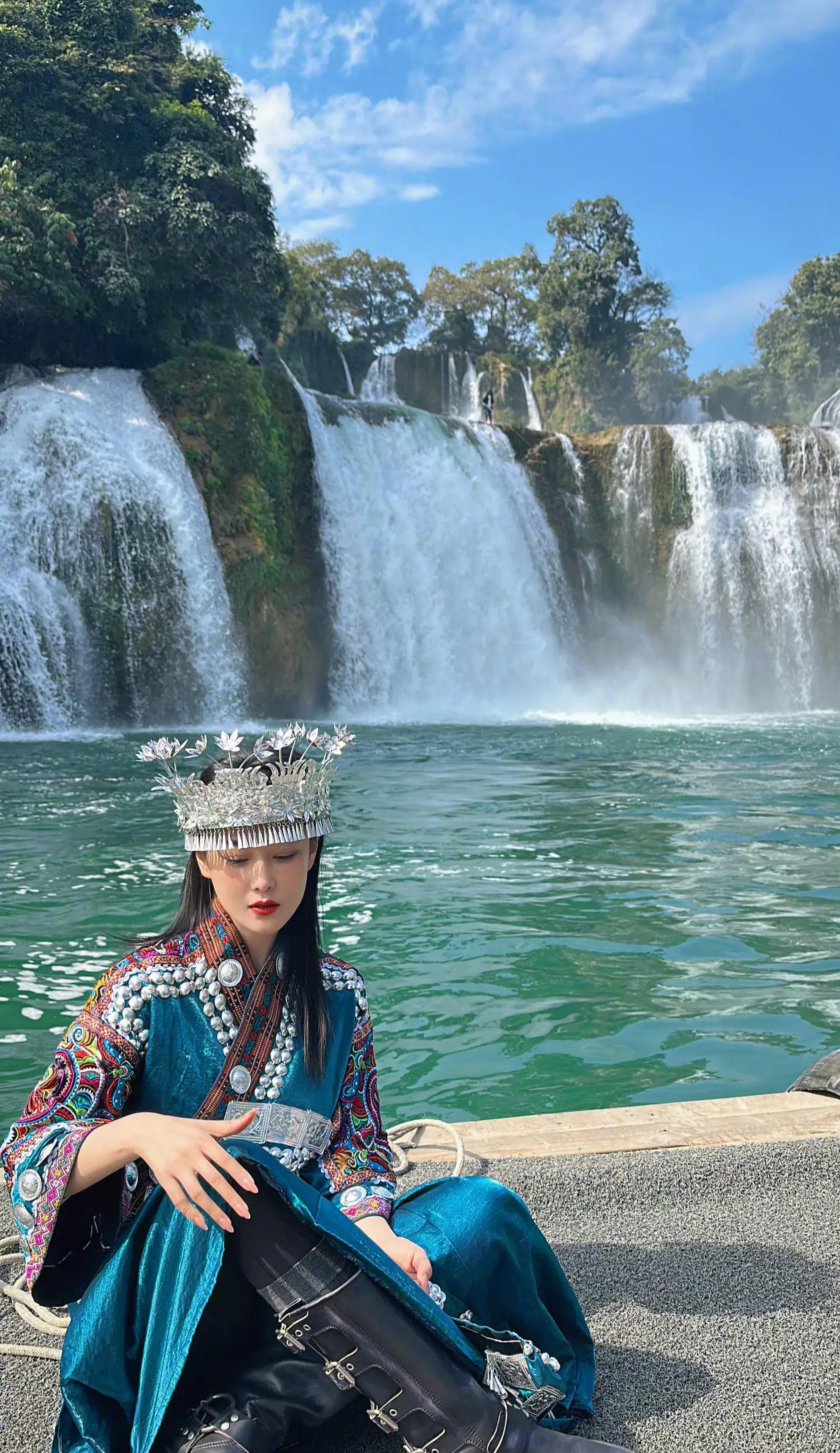张馨予在德天瀑布惊艳亮相,美人与美景交相辉映 女明星张馨予在广西德