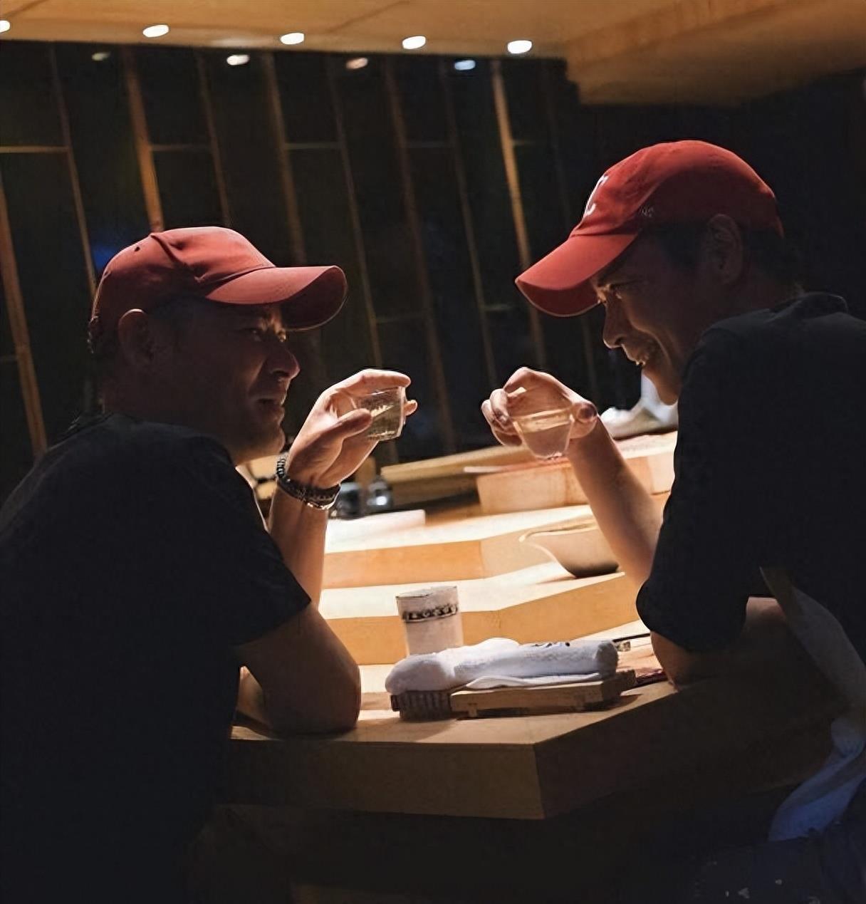 tvb视帝郑嘉颖与好友黄智贤庆祝生日,穿情侣装,逗趣献吻,二人关系