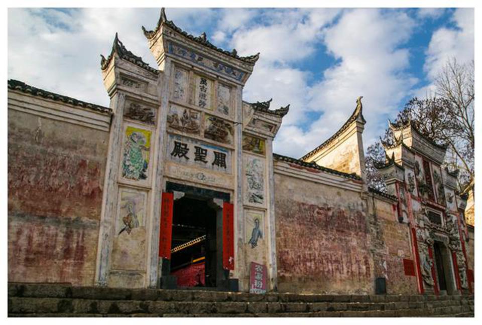 荆坪古村:湖南的一颗明珠 荆坪古村是一座拥有千年历史的古村落,距离