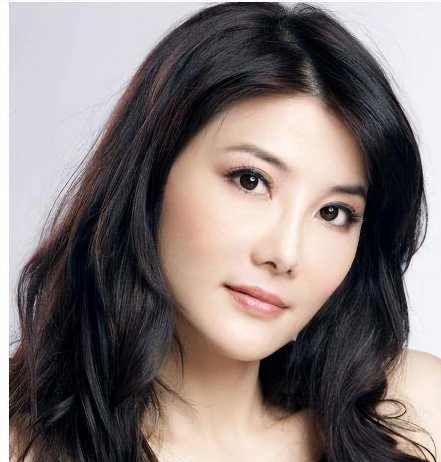 娱乐圈与政治的复杂交织 杨丽菁,这位才华横溢的##女演员,凭借演技与