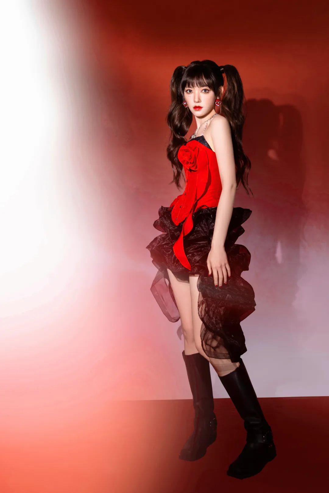 程潇跨年晚会魅力造型 程潇在湖南卫视跨年晚会上身着黑红玫瑰抹胸裙